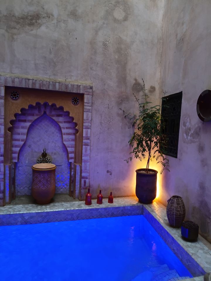 La piscine illuminée le soir
