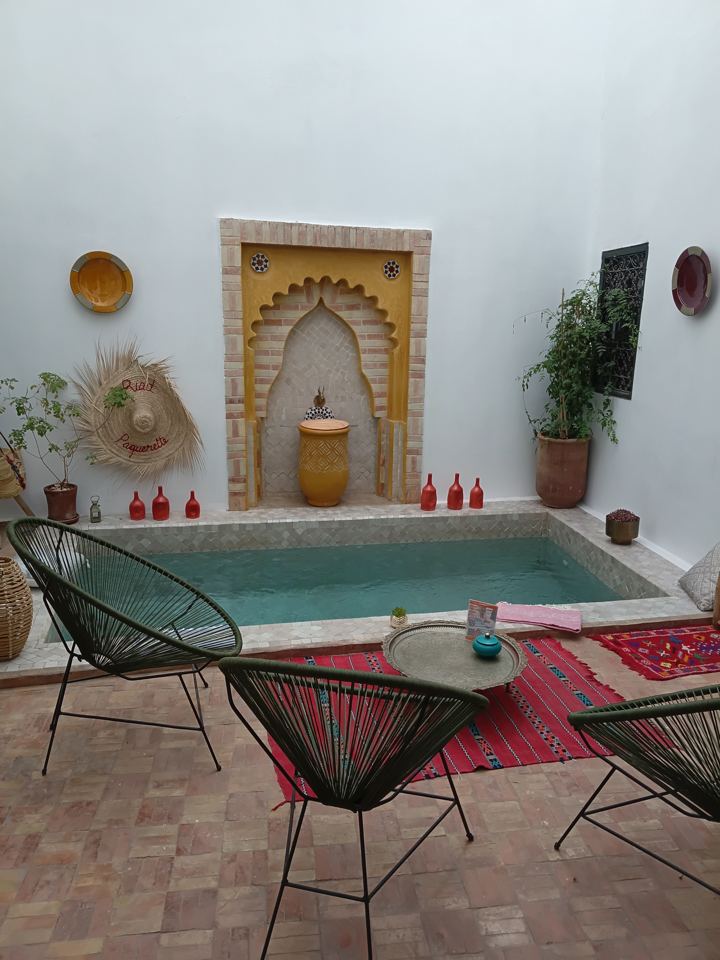 Fauteuils au bord de la piscine