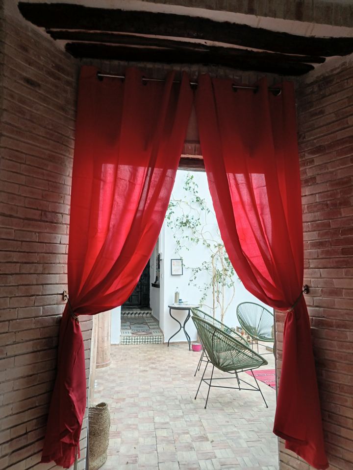 Rideaux rouges sur le patio