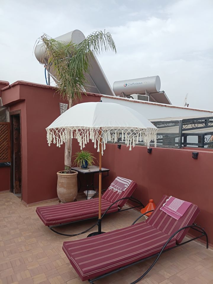 Parasol à franges sur le rooftop