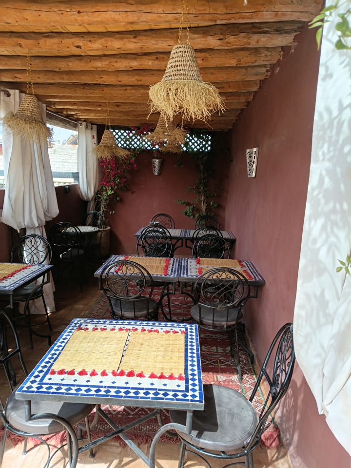 Tables en zellige sur le toit