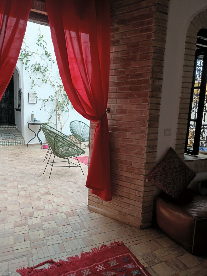 Rideaux rouges ouverts sur le patio